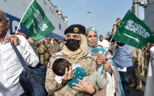 إحدى عناصر البحرية السعودية تحمل طفلاً أثناء وصول الفارين من القتال إلى قاعدة الملك فيصل البحرية في جدة، 26 أبريل 2023 (Amer HILABI / AFP) إحدى عناصر البحرية السعودية تحمل طفلاً أثناء وصول الفارين من القتال إلى قاعدة الملك فيصل البحرية في جدة، 26 أبريل 2023 (Amer HILABI / AFP)