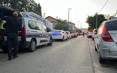 توضيحية: الشرطة في موقع إطلاق نار في مدينة اللد بوسط البلاد، 14 أبريل، 2023. (Israel Police)