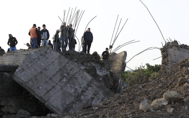 السكان المحليون يتفقدون جسرا صغيرا دمرته غارة جوية إسرائيلية في جنوب لبنان، 7 أبريل 2023 (AP Photo / Mohammed Zaatari) السكان المحليون يتفقدون جسرا صغيرا دمرته غارة جوية إسرائيلية في جنوب لبنان، 7 أبريل 2023 (AP Photo / Mohammed Zaatari)