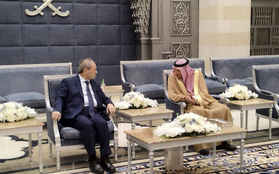 صورة نشرتها وكالة الأنباء السورية الرسمية (سانا)، تظهر لقاء نائب وزير الخارجية السعودي وليد الخريجي (يمين) بوزير الخارجية السوري فيصل المقداد، فور وصوله إلى مطار الملك عبد العزيز الدولي، في جدة، السعودية، 12 أبريل 2023 (SANA via AP)