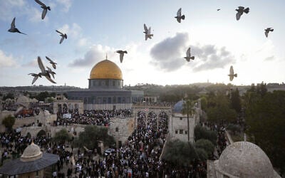 فلسطينيون يحضرون احتفالات عيد الفطر عند قبة الصخرة في الحرم القدسي في البلدة القديمة بالقدس، 21 أبريل 2023 (AP / Mahmoud Elean)