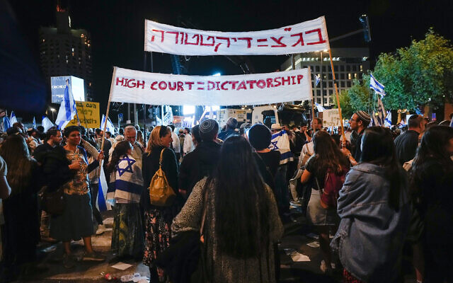 إسرائيليون يمينيون يحضرون مسيرة لدعم خطط حكومة رئيس الوزراء بنيامين نتنياهو لإصلاح النظام القضائي، خارج الكنيست في القدس، 27 أبريل 2023 (AP Photo / Ohad Zwigenberg)