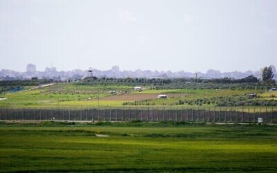صورة  للحدود بين إسرائيل وقطاع غزة، كما يظهر من نصب "السهم الأسود"، 21 مارس، 2023. (Emanuel Fabian / Times of Israel)