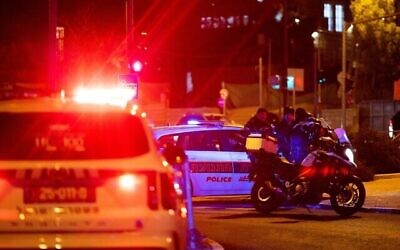 توضيحية: ضباط شرطة بالقرب من البلدة القديمة في القدس، 19 ديسمبر 2021 (Yonatan Sindel / Flash90)