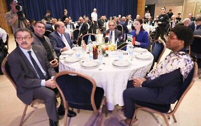 دبلوماسيون من دول إسلامية يعملون في إسرائيل وقادة مسلمون محليون يحضرون مأدبة إفطار أقامتها وزارة الخارجية الإسرائيلية، 2 أبريل، 2023. (Sivan Shachor / GPO)