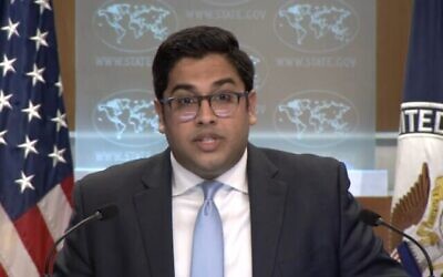 من الأرشيف: المتحدث باسم وزارة الخارجية الأمريكي فيدانت باتيل في مؤتمر صحفي، عام 2023.  (Video screenshot)