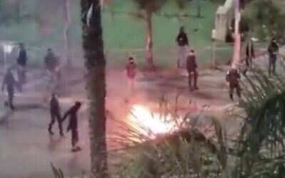 في لقطة الفيديو هذه من وسائل التواصل الاجتماعي، محتجون يحرقون الإطارات في مدينة أم الفحم العربية شمال إسرائيل، 6 أبريل، 2023. (Screenshot/Twitter; Used in accordance with Clause 27a of the Copyright Law)