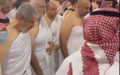 قادة حماس، بمن فيهم إسماعيل هنية وخالد مشعل، يؤدون فريضة الحج في مكة، المملكة العربية السعودية في 18 أبريل، 2023. (Screencapture/Twitter: used in accordance with Clause 27a of the Copyright Law)
