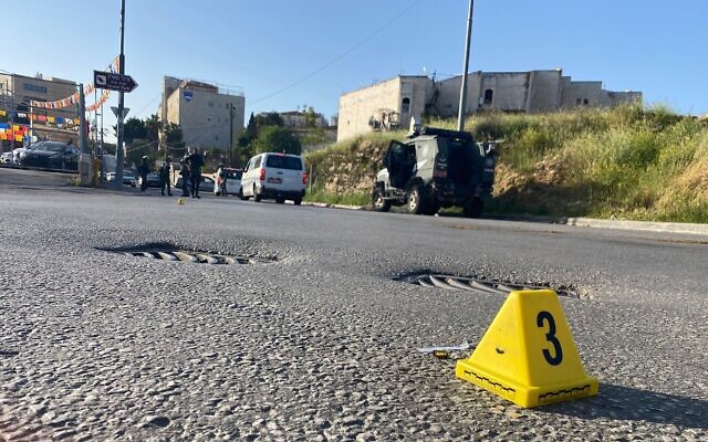 الشرطة في موقع هجوم إطلاق نار مشتبه به في حي الشيخ جراح في القدس الشرقية، 18 أبريل 2023 (Israel Police) الشرطة في موقع هجوم إطلاق نار مشتبه به في حي الشيخ جراح في القدس الشرقية، 18 أبريل 2023 (Israel Police)