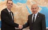 رئيس الوزراء بنيامين نتنياهو (يمين) يلتقي بالرئيس الجديد لدائرة الإحصاء المركزية، البروفيسور  يارون فلوس، 30 أبريل، 2023. (Courtesy / GPO)