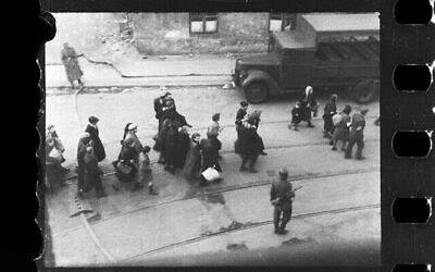 ترحيل اليهود من حي وارسو اليهودي في أعقاب ثورة أبريل ومايو 1943 (Z. L. Grzywaczewski / from the family archive of Maciej Grzywaczewski, POLIN Museum)
