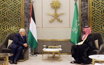 رئيس السلطة الفلسطينية محمود عباس (يسار) يلتقي مع ولي العهد السعودي الأمير محمد بن سلمان في مدينة جدة الساحلية السعودية، 19 أبريل 2023 (Wafa)