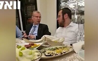 وزير العدل ياريف ليفين (على يسار الصورة) في مأدبة عشاء مع نشطاء حريديم، 1 مايو، 2023. (Walla screenshot: used in accordance with Clause 27a of the Copyright Law)
