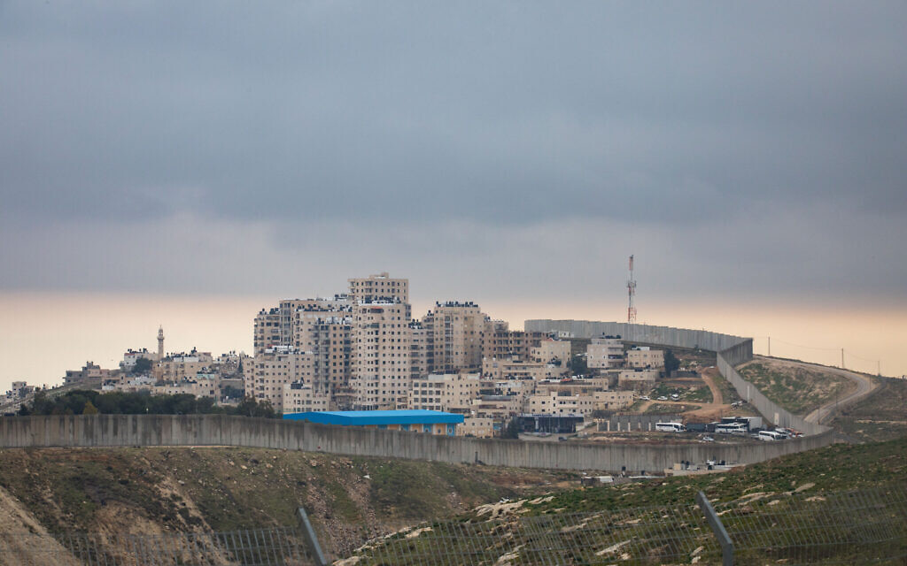 الجدار الأمني وبلدة أبو ديس، خارج القدس، 2 فبراير 2020 (Olivier Fitoussi / Flash90)