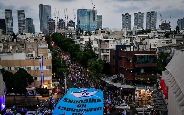 متظاهرون ضد خطط الحكومة الإصلاحية لجهاز القضاء في تل أبيب، 13 مايو، 2023. (Avshalom Sassoni/Flash90)