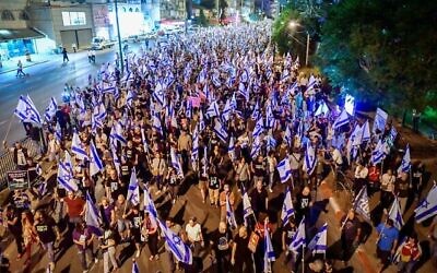 متظاهرون ينظمون مسيرة في بني براك ضد المليارات من الأموال المقدمة للأحزاب الحريدية في ميزانية الدولة، 17 مايو، 2023. (Avshalom Sassoni / Flash90)