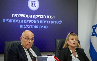 مناحيم فينكلشتاين، رئيس لجنة التحقيق في هروب الأسرى الفلسطينيين من سجن جلبوع 2021، يقدم تقرير اللجنة المكون من 400 صفحة حول تحقيقها في إخفاقات مصلحة السجون الإسرائيلية في عملية الهروب، في موديعين، 17 مايو، 2023. (Flash90)