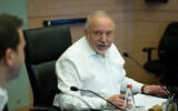 زعيم حزب "يسرائيل بيتنو" عضو الكنيست أفيغدور ليبرمان في الكنيست، 18 مايو، 2023. (Yonatan Sindel / Flash90)