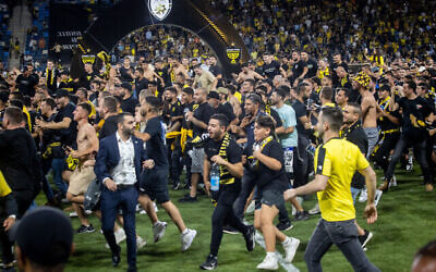 مشجعو بيتار القدس يقتحمون أرضية الملعب في ملعب سامي عوفر في حيفا، 23 مايو، 2023. (Oren Ben Hakoon / Flash90)