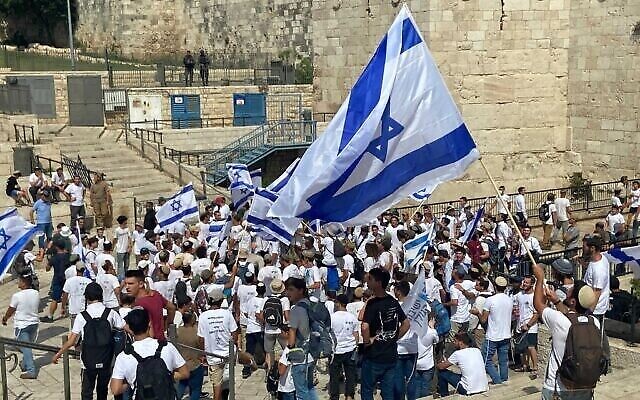 شبان إسرائيليون يرقصون مع الأعلام الإسرائيلية عند باب العامود في البلدة القديمة في القدس في 29 مايوـ 2022، خلال مسيرة لليمنين المتطرف للاحتفال بـ"يوم القدس". (Aaron Boxerman/Times of Israel) شبان إسرائيليون يرقصون مع الأعلام الإسرائيلية عند باب العامود في البلدة القديمة في القدس في 29 مايوـ 2022، خلال مسيرة لليمنين المتطرف للاحتفال بـ"يوم القدس". (Aaron Boxerman/Times of Israel)