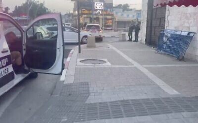 لقطة شاشة من فقطع فيديو لموقع جريمة قُتل فيها رجل بعد عترضه لإطلاق النار في مدينة اللد، 17 مايو، 2023. (Israel Police)