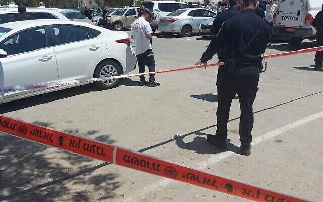 الشرطة في موقع جريمة إطلاق نار في بلدة تل السبع بجنوب البلاد، 3 مايو، 2023. (police)