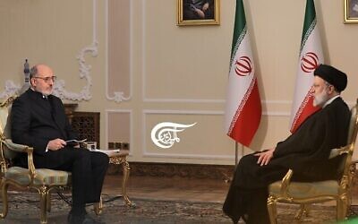 الرئيس الإيراني إبراهيم رئيسي يتحدث مع قناة الميادين الإخبارية اللبنانية الموالية لحزب الله في مقابلة بثت في 2 مايو، 2023. (screenshot)
