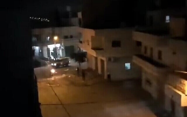 فلسطينيون يقذفون قنابل حارقة على سيارة جيب للجيش الإسرائيلي في قرية حوسان بالضفة الغربية ، 20 يونيو 2023 (Screenshot: Twitter) فلسطينيون يقذفون قنابل حارقة على سيارة جيب للجيش الإسرائيلي في قرية حوسان بالضفة الغربية ، 20 يونيو 2023 (Screenshot: Twitter)