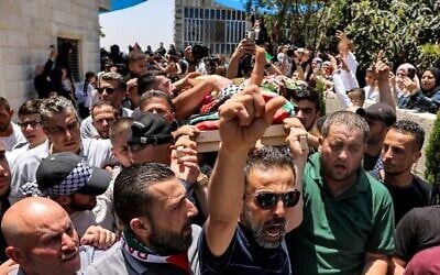فلسطينيون يشيعون جثمان محمد هيثم التميمي، طفل فلسطيني يبلغ من العمر عامين ونصف عام، قُتل برصاص الجيش الإسرائيلي بطريق الخطأ قبل أيام، في قرية النبي صالح في الضفة الغربية، 6 يونيو 2023 (AHMAD GHARABLI / AFP)