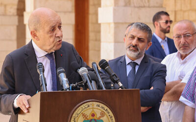 المبعوث الفرنسي الجديد إلى لبنان جان إيف لودريان يدلي ببيان صحفيا بعد لقائه البطريرك الماروني في بكركي في 22 يونيو، 2023.(JOSEPH EID / AFP)