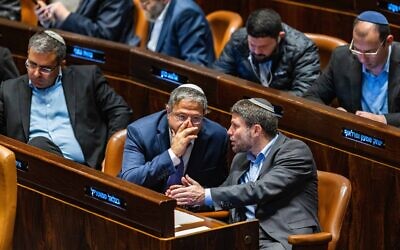 وزير المالية بتسلئيل سموتريتش (يمين) من حزب "الصهيونية الدينية" يتحدث مع وزير الأمن القومي إيتمار بن غفير من "عوتسما يهوديت"، في الكنيست، 28 ديسمبر 2022 (Olivier Fitoussi / Flash90)