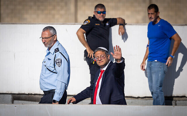 وزير الأمن القومي إيتمار بن غفير (وسط الصورة) وقائد شرطة تل أبيب أميحاي إيشد في جنازة الزعيم الروحي الحريدي الحاخام غيرشون إدلشتاين في بني براك، 30 مايو، 2023. (Yonatan Sindel / Flash90) وزير الأمن القومي إيتمار بن غفير (وسط الصورة) وقائد شرطة تل أبيب أميحاي إيشد في جنازة الزعيم الروحي الحريدي الحاخام غيرشون إدلشتاين في بني براك، 30 مايو، 2023. (Yonatan Sindel / Flash90)