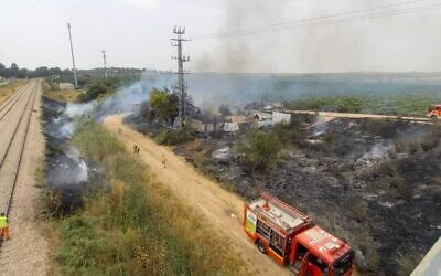 سيارات إطفاء بالقرب من موقع حريق وسط إسرائيل، 2 يونيو 2023 (Fire and Rescue Service)