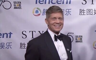 لقطة شاشة من مقطع فيديو يظهر روبرت سيموندز، رئيس STX Entertainment، خلال جوائز غولدن غلوب، 2018 (YouTube. Used in accordance with Clause 27a of the Copyright Law)