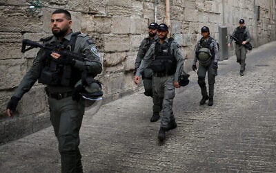 توضيحية: دورية لشرطة حرس الحدود في البلدة القديمة بالقدس خلال عيد الفصح اليهودي وشهر رمضان، 10 أبريل، 2023. (Jamal Awad / Flash90)