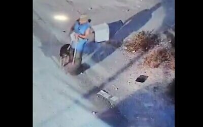 لقطة شاشة من فيديو كاميرا مراقبة في مسجد ببلدة عوريف الفلسطينية، يظهر مشتبه به ملثم يمزق كتابا، أفادت وسائل الإعلام العبرية أنه مصحفا، خلال مهاجمة مستطونين للبلدة، 21 يونيو 2023 (Screenshot: Twitter, used in accordance with Clause 27a of the Copyright Law)