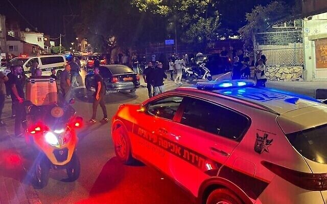 الشرطة وعمال الإنقاذ في موقع إطلاق نار في شفاعمرو، 27 يونيو، 2023. (Courtesy Magen David Adom)