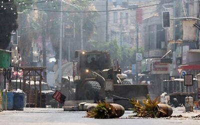 جرافة إسرائيلية تمر عبر جنين بالضفة الغربية خلال عملية عسكرية، 3 يوليو، 2023. (Jaafar ASHTIYEH / AFP)