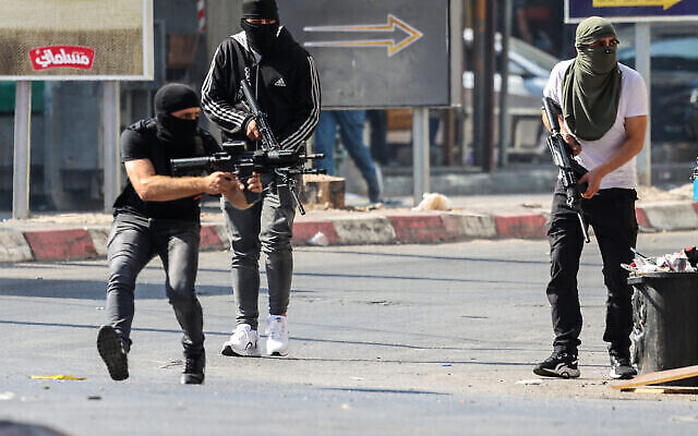 مسلحون فلسطينيون يتخذون مواقعهم خلال مواجهة مع الجيش الإسرائيلي في مدينة جنين بالضفة الغربية، 3 يوليو، 2023. (Jaafar ASHTIYEH / AFP) مسلحون فلسطينيون يتخذون مواقعهم خلال مواجهة مع الجيش الإسرائيلي في مدينة جنين بالضفة الغربية، 3 يوليو، 2023. (Jaafar ASHTIYEH / AFP)