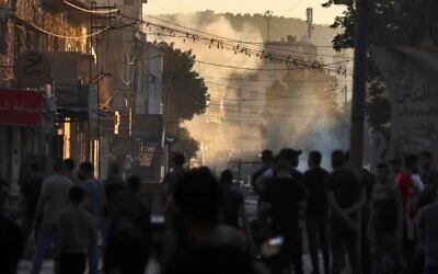 اشتباكات بين فلسطينيين والقوات الإسرائيلية خلال عملية عسكرية في مخيم جنين للاجئين في الضفة الغربية، 3 يوليو 2023 (Jaafar ASHTIYEH / AFP)