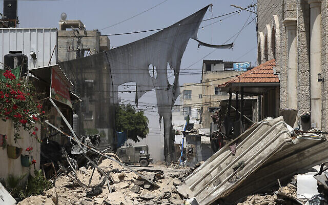 عربة مدرعة اسرائيلية في نهاية شارع مغلق في الضفة الغربية، 4 يوليو، 2023. (Jaafar ASHTIYEH / AFP)