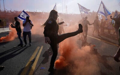 ضباط الشرطة يفرقون المتظاهرين ضد الإصلاح القضائي الذين أغلقوا الطريق السريع المؤدي إلى القدس، 11 يوليو 2023 (AP Photo / Ohad Zwigenberg)