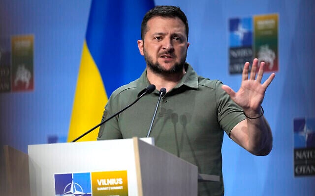 الرئيس الأوكراني فولوديمير زيلينسكي يلقي كلمة أمام مؤتمر إعلامي في قمة الناتو في فيلنيوس، ليتوانيا، 12 يوليو، 2023. (Pavel Golovkin / AP) الرئيس الأوكراني فولوديمير زيلينسكي يلقي كلمة أمام مؤتمر إعلامي في قمة الناتو في فيلنيوس، ليتوانيا، 12 يوليو، 2023. (Pavel Golovkin / AP)