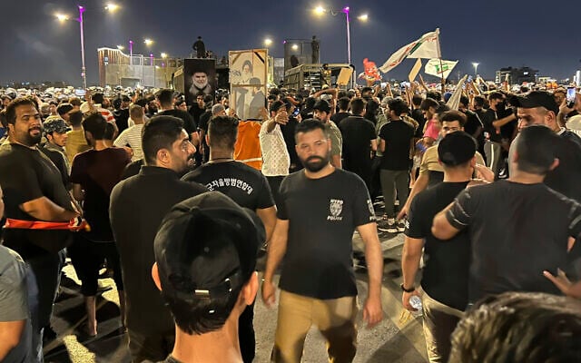 متظاهرون يتجمعون في ساحة التحرير ببغداد، حاملين الأعلام العراقية وصور رجل الدين الشيعي العراقي مقتدى الصدر، 22 يوليو 2023 (AP Photo/Ali Jabar) متظاهرون يتجمعون في ساحة التحرير ببغداد، حاملين الأعلام العراقية وصور رجل الدين الشيعي العراقي مقتدى الصدر، 22 يوليو 2023 (AP Photo/Ali Jabar)