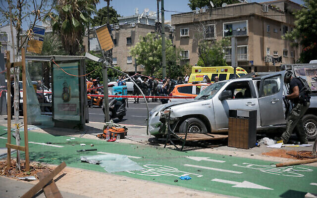 الشرطة وخدمات الإنقاذ في موقع هجوم دهس نفذه فلسطيني في شمال تل أبيب، 4 يونيو، 2023. (Miriam Alster / Flash90) الشرطة وخدمات الإنقاذ في موقع هجوم دهس نفذه فلسطيني في شمال تل أبيب، 4 يونيو، 2023. (Miriam Alster / Flash90)