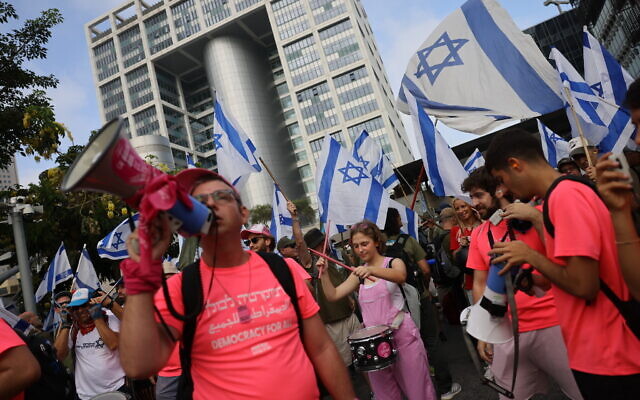 متظاهرون ضد الإصلاح القضائي يغلقون مدخل وزارة الدفاع في تل أبيب، 18 يوليو 2023 (Chaim Goldberg / Flash90)