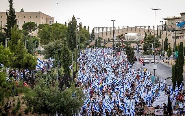 مظاهرة ضد التعديلات القضائية أمام المحكمة العليا في القدس، 18 يوليو، 2023. (Yonatan Sindel / Flash90) مظاهرة ضد التعديلات القضائية أمام المحكمة العليا في القدس، 18 يوليو، 2023. (Yonatan Sindel / Flash90)
