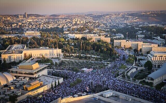 نشطاء ضد الإصلاح القضائي بالقرب من المحكمة العليا والكنيست في القدس، 23 يوليو، 2023. (Chaim Goldberg / Flash90)