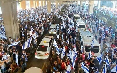 إسرائيليون يحتجون على خطط حكومة رئيس الوزراء بنيامين نتنياهو لإصلاح النظام القضائي، في مطار بن غوريون بالقرب من تل أبيب، 3 يوليو، 2023.  (Amir Goldstein)