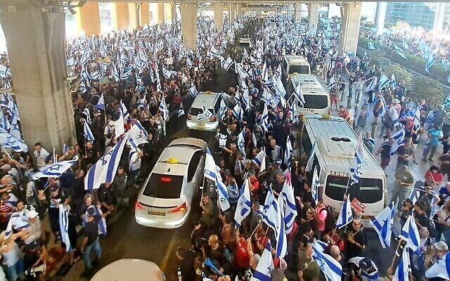 إسرائيليون يحتجون على خطط حكومة رئيس الوزراء بنيامين نتنياهو لإصلاح النظام القضائي، في مطار بن غوريون بالقرب من تل أبيب، 3 يوليو، 2023. (Amir Goldstein) إسرائيليون يحتجون على خطط حكومة رئيس الوزراء بنيامين نتنياهو لإصلاح النظام القضائي، في مطار بن غوريون بالقرب من تل أبيب، 3 يوليو، 2023. (Amir Goldstein)